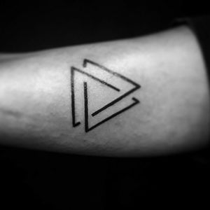 #triangletattoo #smallttoo #tattoodo #argentinatattoo 