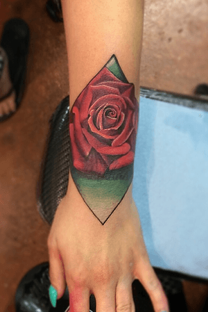 Sometimes I mess with colors, lost the before pic but this is actually a cover up #rosetattoo #redrosetattoo #redroses #bishoprotary #fusionink #realistic #realism #realistictattoo #realisticrose #ianvanderwerff
