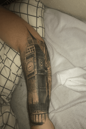 This is the big ben, in london. I have it because i got family in london, and it suits very much in to that sleeve that im making.
