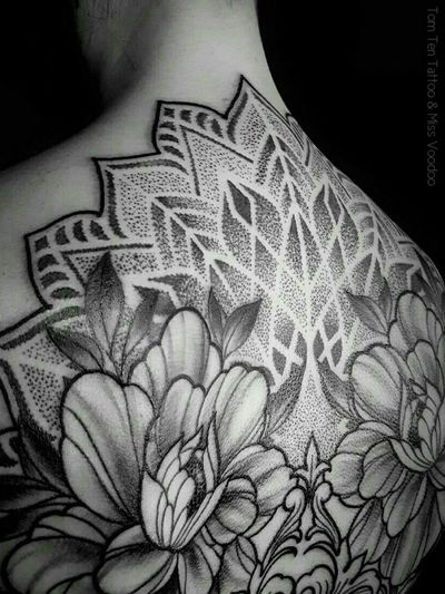 #dotwork #dotworktattoo #geometrictattoo #geometric #sacredgeometry #sacredgeometrytattoo #blackworktattoo #blackwork #patternwork #patterntattoo #pattern #fullsleevetattoo #fullsleeve #tattooedwomen #womenwithtattoos #women #backpiecetattoo #backpiece #girlytattoo #girlswithtattoo 