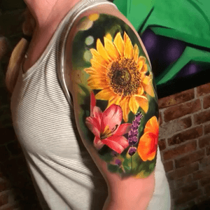 SUNFLOWER #colortattoo #flowertattoo #sunflowertattoo #realismtattoo #fusionink #sandiegotattoos #tattoosshop