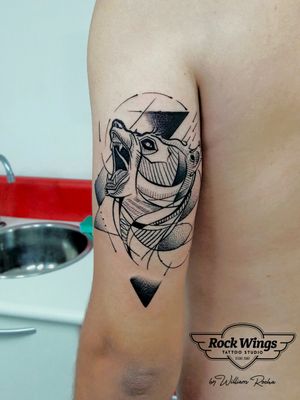 Urso estilizado no estilo Black Work tatuado com técnicas mistas por William Rocha.