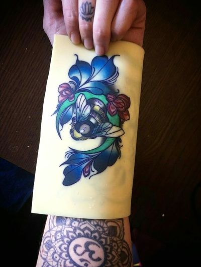 🐝💕💖 #tete #apprenticetattoos #tattoo #tattoos #apprentice #learning #tattooapprentice #ink #tatuajes #spain #work #loveit #master #mastertattoo #class #classroom #inked #inkedgirl #loveink #lovethismaster #bee #beetattoo #vegan #mandala #om #mandalatattoo #lotto #colortattoo #colourtattoo