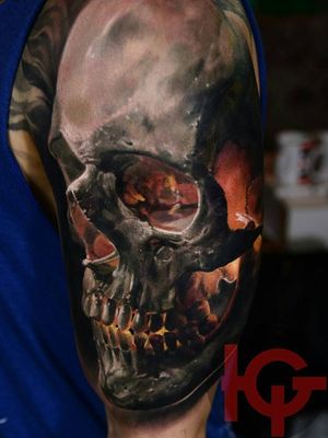 This is an amazing skull piece, colours are so vivid it gives the whole thing a surreal look........just may well be my next use a for a tattoo.