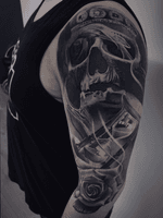 #intenzepride #fkirons #inkeeze #sullen #realistictattoos #skulls #skull #rose #rosetattoo #hourglass #tattoodo #tattooartistmagazine #tattoo #tattoos #tattooart #TattooistArtMagazine #thebesttattooartists 