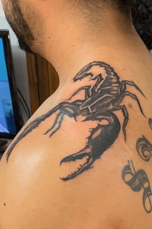 #scorpion #dynamicblack #eternalink #shoulder #tattooartist #realism 
