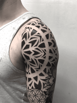Super happy with placement of this piece, how it came out and that he trusted me to do it! GO BIG 🤘🏼geometric dotwork blackwork mandala