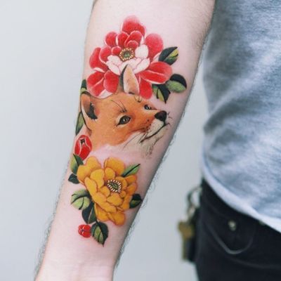 Fox and peony, done in Canada. #tattoo #Korea #tattooart #koreatattoo #koreatattooist #flowertattoo #illustration #birthflowertattoo #tattooistartmag #hongdae #flowers #coloredtattoo #watercolortattoo #hongdaetattoo #norigae #tattooistsion 