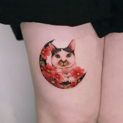 Client's cat in a moon with cosmos done in Hong Kong. #tattoo #Korea #tattooart #koreatattoo #koreatattooist #flowertattoo #illustration #birthflowertattoo #tattooistartmag #hongdae #flowers #coloredtattoo #watercolortattoo #hongdaetattoo #norigae #tattooistsion 