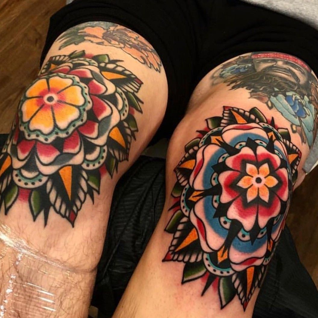 Hamish Clarke hamishclarketattoo  Tatuagem no joelho Tatuagens no  cotovelo Tatuagem tradicional de flores