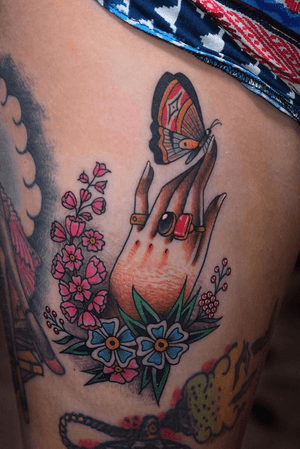 Traditional hand with flowers #traditional #hand #flower #flowers #butterfly #barcelona 