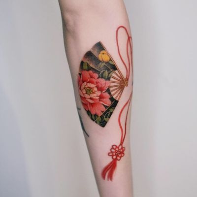 Peony fan with red strings. #tattoo #Korea #tattooart #koreatattoo #koreatattooist #flowertattoo #illustration #birthflowertattoo #tattooistartmag #hongdae #flowers #coloredtattoo #watercolortattoo #hongdaetattoo #norigae #tattooistsion 