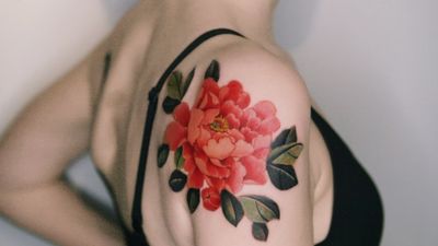 A red peony on her shoulder, done in Hong Kong. #tattoo #Korea #tattooart #koreatattoo #koreatattooist #flowertattoo #illustration #birthflowertattoo #tattooistartmag #hongdae #flowers #coloredtattoo #watercolortattoo #hongdaetattoo #norigae #tattooistsion 