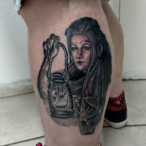 Basado en un dibujo mío, dejo el link abajo....#girl #witch #bruja #runas #lampara #fire #eye #neotraditional#blackandgrey #shadows #tattoo #chica #rastas #dreads #dread #dreadlock #tattoolife #tattuaggio #tats #tatuaje #tinyface #tinta #ink #tattooed #cordoba #argentina .. https://www.instagram.com/p/Bntz5nIFtKb/?utm_source=ig_share_sheet&igshid=1n9hl3xptock2