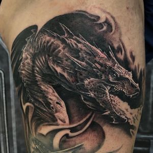 Tattoo by Floyd Varesi #FloydVaresi #tattoodo #tattoodoapp #tattoodoappartists #besttattoos #awesometattoos #tattoosforgirls #tattoosformen #cooltattoos #blackandgrey #dragon #smaug