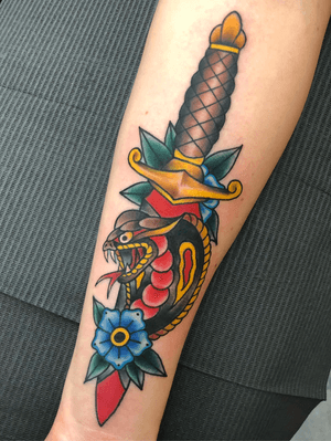 One of my favorite daggers that I’ve done. #traditional #dagger #flower #snake #cobra #color #girlswithtattoos 