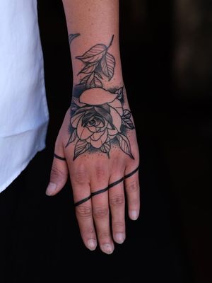 Tattoo by Gabriel Frank #GabrielFrank #tattoodo #tattoodoapp #tattoodoappartists #besttattoos #awesometattoos #tattoosforgirls #tattoosformen #cooltattoos #rose #flower #illustrative #handtattoo