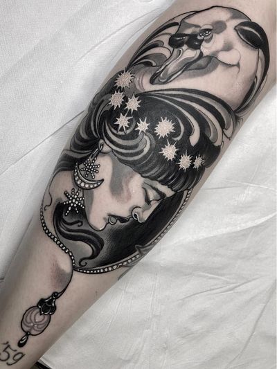 Tattoo by Lorena Morato #LorenaMorato #tattoodo #tattoodoapp #tattoodoappartists #besttattoos #awesometattoos #tattoosforgirls #tattoosformen #cooltattoos #neotraditional #swan #star #crystals #lady