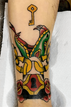 Snake traditional #snake #color #tattoo #tattoos #traditionaltattoo #AmericanTraditional #italian #oldschool #oldschooltattoo #apprentice 