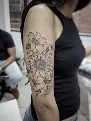 Flores da @nicollecarv! 😍✍️🌻🌷🌼🍃Faça já seu orçamento! (62) 9 9326.8279#tattoo #ink #blackwork #tattoolife #Tatuadouro #love #inkedgirls #Tatouage #eletricink #igtattoo #fineline #draw #tattooing #tattoo2me #tattooart #instatattoo #tatuajes #blackink #floral  #neotraditionaltattoo  #flowerstattoo #flores #sunflower #RoseTattoo #tatuagemfeminina #womantattoo 