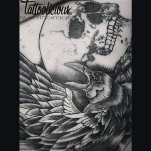 #crow #skull #tattoo#blacktattoo#inkedmuscles #tattooandfitness #bodyandsoul #italiantattoer #faith #fight #geometrictattoo #tattoo#blackwork #tatuaggipadova #tatuaggi 🦍🐵
