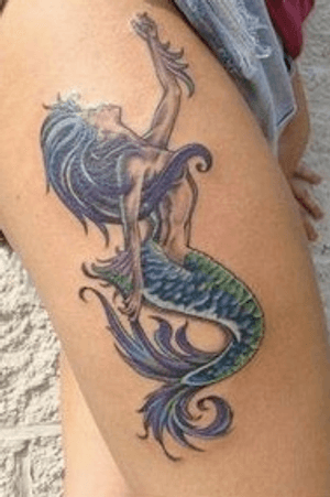 I love mermaids. This is a beautiful piece. 