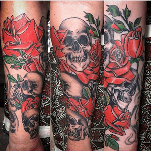Neo Traditional / Black work skulls with roses 