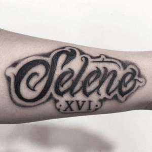 Lettering Tattoo realizado en •Santeria Tattoo Shop• informacion: 📲 +593 098 497 3233 👈🏼 #lettering #letteringtattoo #ecuador #trece #uio #tatuaje #quito #letras 
