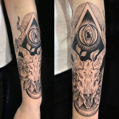 #allseeingeye #skull #deer #ladytattooers #blackwork #linework #btattooing #darkartists 