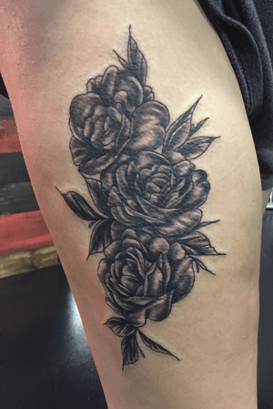 This was a fun thigh piece, thanks for looking #flower #flowers #thightattoo #blackandgrey #allegoryink #fkirons 