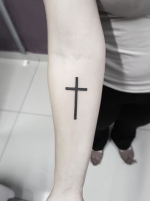 Faça já seu orçamento! (62) 9 9326.8279#tattoo #ink #blackwork #tattoolife #Tatuadouro #love #inkedgirls #Tatouage #eletricink #igtattoo #fineline #draw #tattooing #tattoo2me #tattooart #instatattoo #tatuajes #blackink  #jobstopper #cruz #cross #crosstattoo #traçosfinosedelicados #tatuagemfeminina #tatuagemmasculina 