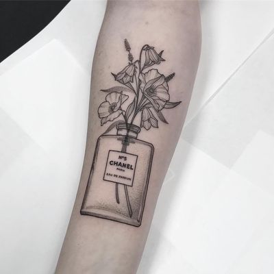 Tattoo by Heidi Kaye #HeidiKaye #fashiontattoos #fashion #trend #style #aesthetic #fashiondesigner #fashionmodel #chanel #flowers #floral #perfume #illustrative