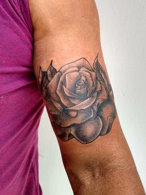 #blackandgrey #tattooart #tattoolife #flowertattoo #igordido #dtt_ #deliriumtattoogaleria #tattoo 