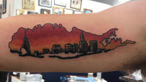 First time doing a skyline, *Long Island Skyline*. #solidink #meekBtattoos #sandiego #california #trad #traditional #traditionaltattoo #color #BoldTattoos #life ##hivecaps #fkirons #neotraditional #neotraditionaltattoo #skyline #longislandtattoo #usa #sunset #newyork #newyorkstate #ny 