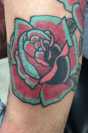 More roses <3  #solidink #meekBtattoos #sandiego #california #trad #traditional #traditionaltattoo #color #BoldTattoos #life #hivecaps #fkirons #neotraditional #neotraditionaltattoo #floral #roses #rosetattoo #flower #wristtattoo #theblvcklinecollective