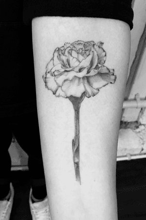 Here’s a #Carnation from a little while back. #flowertattoo #blackandgrey 