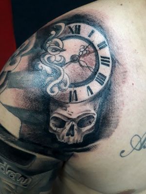 Skull y Relog#tattoo #skulltattoo