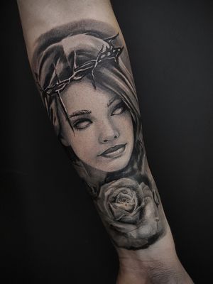 #tattoolife #tattooistartmagazine #tattooartwork #tattooartistwanted #tatz #tatoist #tattooers #tattooink #tattoopoland #thebesttattooartists #poznantattoo #poznan #krakow #krakowtattoo #poland #markgraftattoo #portrait #horror #dark #girlface #rose