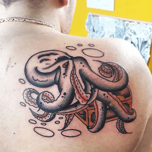 Octopus traditonal #tattoo #tattoos #traditional #AmericanTraditional #black #Intenzetattooink #octopus #octopustattoo 