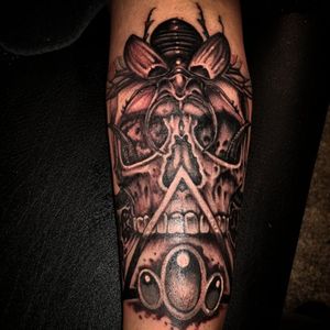 Skull with beetle tattoo #beetletattoo #beetleandskull #skulls #skulltattoo #skull #blackandgrey 