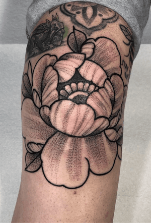 I did this freehand peony recently, loads of fun. Thank you for looking. #blackworktattoo #peonytattoo #blackworksubmission #blackink #dotwork #dotworker #dotworkartist #dotworktattoo #botanicaltattoo #floraltattoo #girlytattoos #wakefield #mandala #mandalatattoo #ornamentaltattoo #backpiece #coverup #teamuk