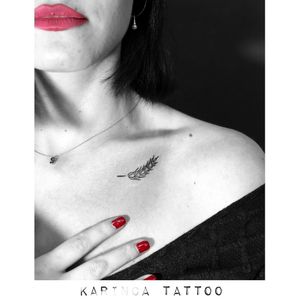 🌾 Instagram: @karincatattoo #karincatattoo #collarbone #tattoo #tattoos #tattoodesign #tattooartist #tattooer #tattoostudio #ink #inked #dövme #istanbul #turkey #dövmeci #designer #small #minimal #little #tiny #kadıköy