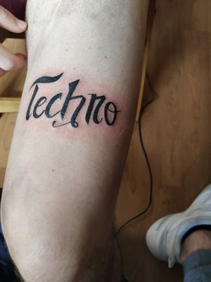 LOVE MUSIC! Techno #tattoink #inktatto #musictatto #lettering #black #madridtatto 