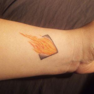 Une flamme qui sort d'un carré, sur le poignet, représente ma phobie du feu 🔥#Malack #ArtCorps #Barentin #Fire 