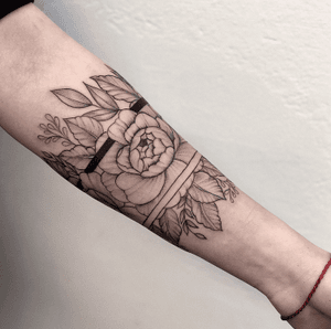 #tattooartist#floral#flower#peony#black#blacktattoo#blackwork#ink#linework#dotwork 