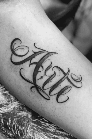 Custom name 🙏🏻 follow me on instagram @tattoo_beez