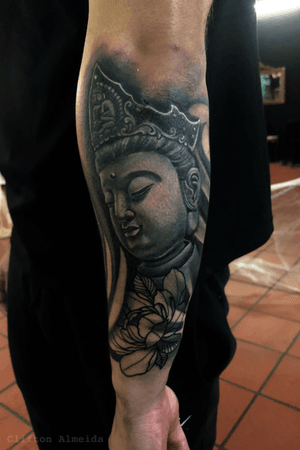 Tattoo preto e cinza Budha .