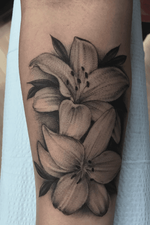 #lilly #lillyflower #leaf #tattoo #ta2 #ink #inked #blackandgrey #blackAndWhite #hawaii #oahu #haleiwa #bng #bishoprotary #floral 
