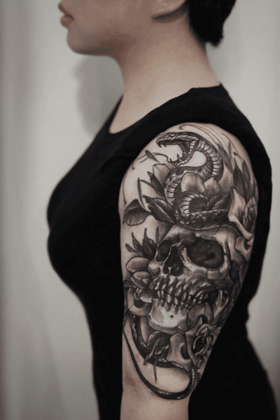 I like #skull #roses #snaketattoos 