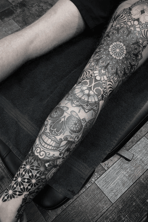 Done by Andy van Rens @swallowinktattoo @iqtattoogroup  #tat #tatt #tattoo #tattoos #tattooart #tattooartist #blackandgrey #blackandgreytattoo #geometric #geometrictattoo #omfgeometry #dailydotwork #geometrip #graphic #graphictattoo #graphicdesign #mandala #mandalatattoo #inked #art #dotwork #dotworktattoo #ink #inkedup #tattoos #tattoodo #ink #inkee #inkedup #inklife #inklovers #art #bergenopzoom #netherlands